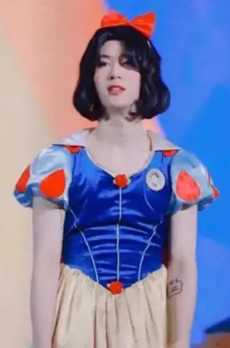 范丞丞cos白雪公主暴露身材缺陷了,网友:垮的可爱!