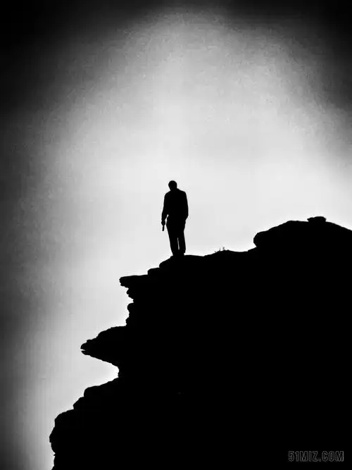 孤独的人 单 男子 石 站在 黑色和白色 b w 黑暗 伤心