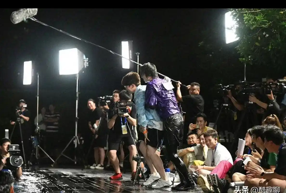 近日,著名歌手蔡徐坤icon在录制节目时,把搭档姚译添icon扔进水里