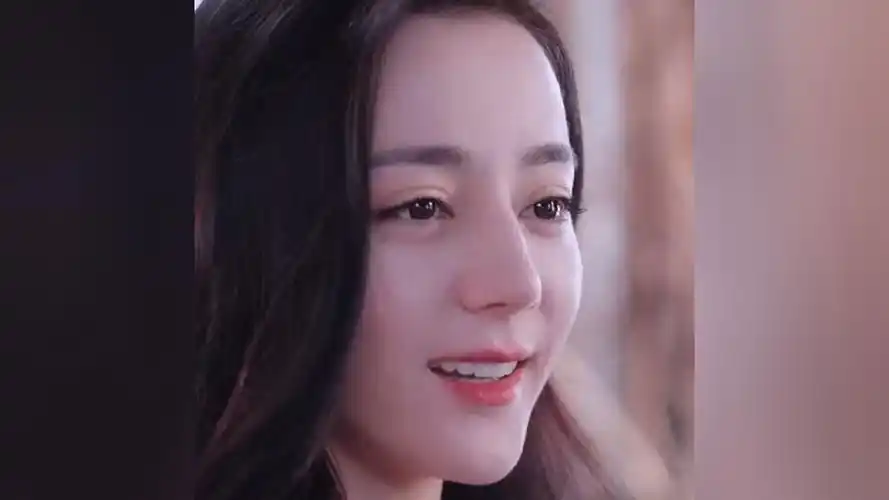 抖音日常文案: 99今天,迪丽热巴的笑容,就像夏日的阳光,温暖了我的