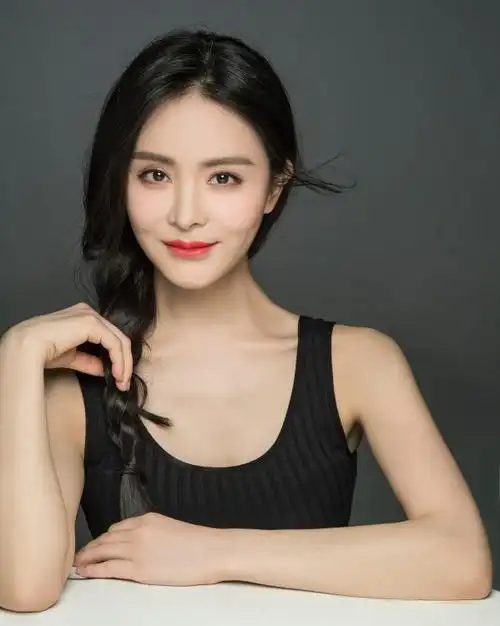 人气演员李佳熹在剧中饰演一位职场精英辛迪,凭借自