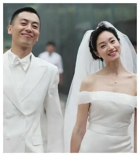 朱亚文和老婆沈佳妮街头接吻被拍网友直呼好甜3