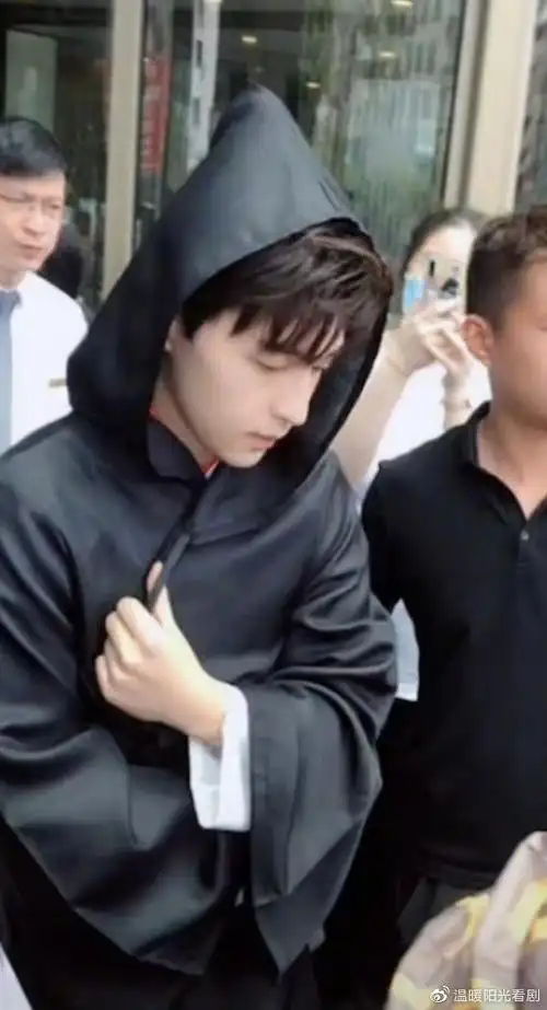 下面这张图高糊,但是邓伦同样经受住了抓拍,鼻梁高提高,嘴巴秀气,如同