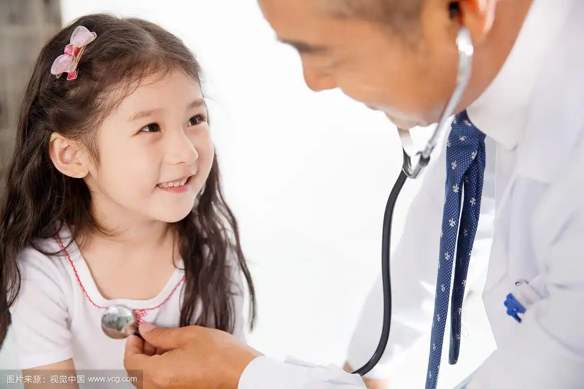 医生给小女孩检查身体