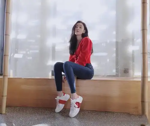 张天爱隧道里拍大片,身穿黑色连衣裙精致又高级,大长腿十分抢镜