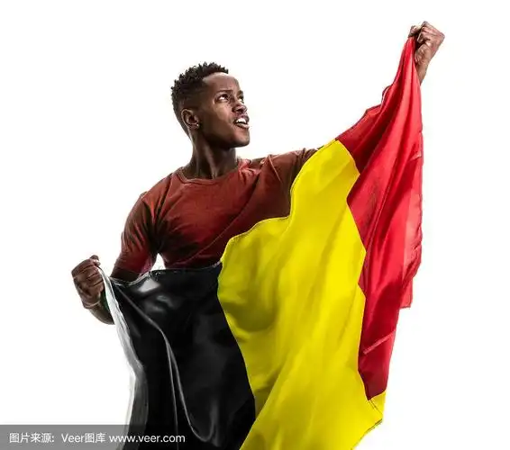 比利时黑人球迷举着国旗