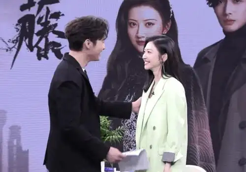 景甜张彬彬合体直播,再现司藤秦放按唇杀,互动太甜,全程姨母笑