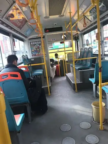 公交车上早把乘客们送到家了!