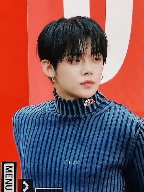 崔然竣黑发饭拍