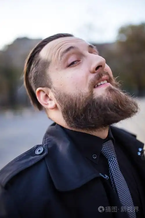 在街上留着胡子的帅哥.运动理念