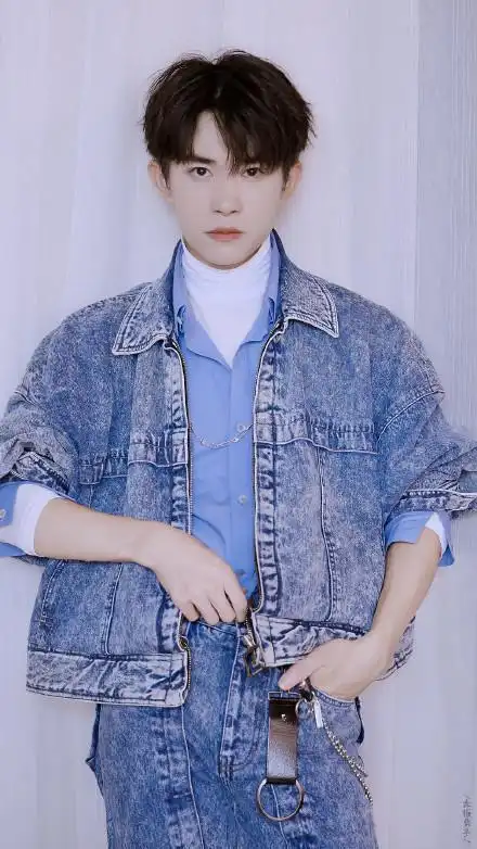 易烊千玺脏脏牛仔衣很好看?私服穿搭里,还有更帅的"牛仔"少年