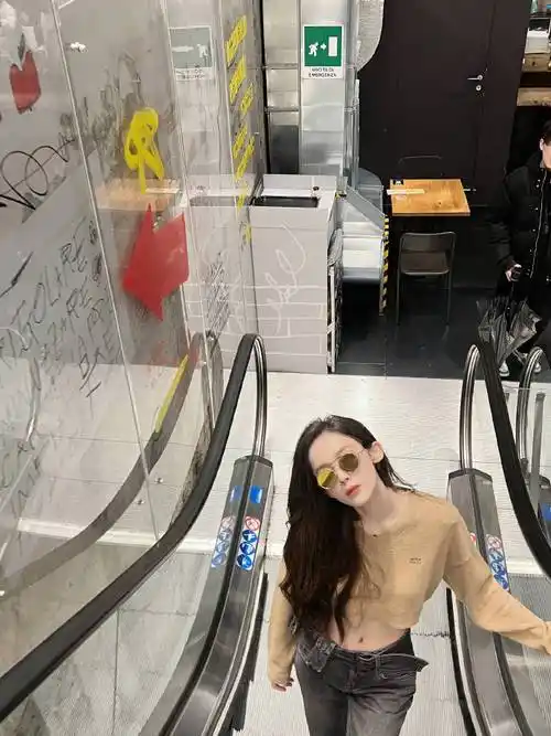 原创古力娜扎公开行程受期待秀性感小蛮腰嘟嘴卖萌宛如初恋