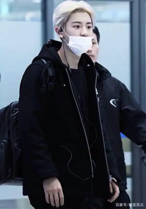 男神朴灿烈机场照,穿搭时尚帅气有型,满满男神范!