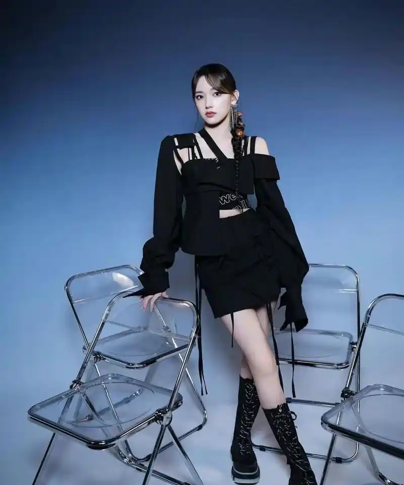 程潇吊带黑色短裤性感写真