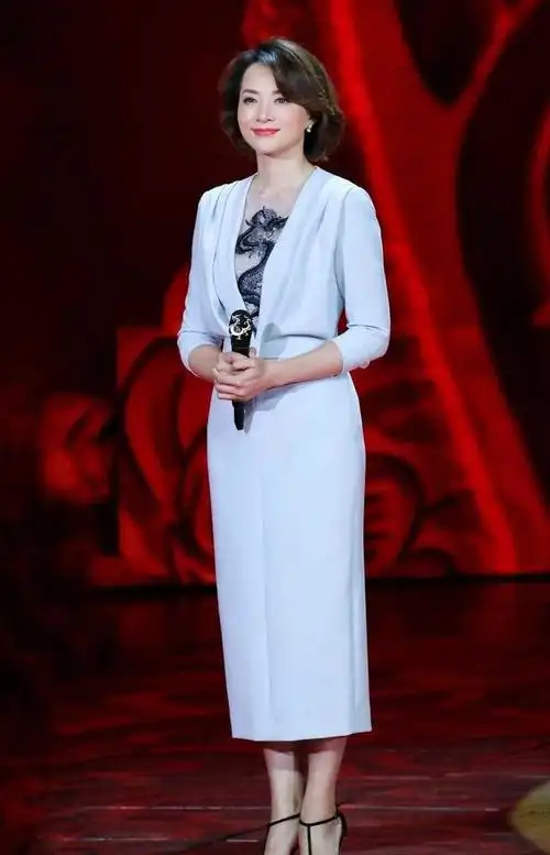 作为备受观众尊敬的中央电视台节目主持人,每每出现在荧幕前,董卿总是