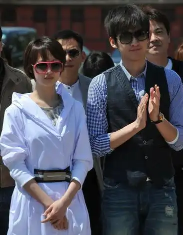 张翰郑爽同游泰国照曝光 相视而笑甜蜜浪漫