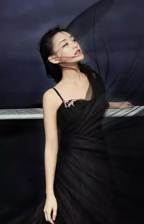 一成年蒋依依就穿黑丝裙,看到被风吹起的裙摆后:撩到没朋友