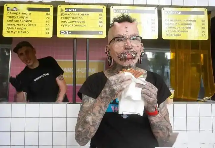 奇葩德国男子全身上下穿孔453个创下世界纪录