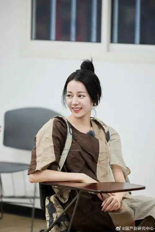 迪丽热巴不需要帽子#热巴参加综艺主打的就是一个真实随性,没有帽子