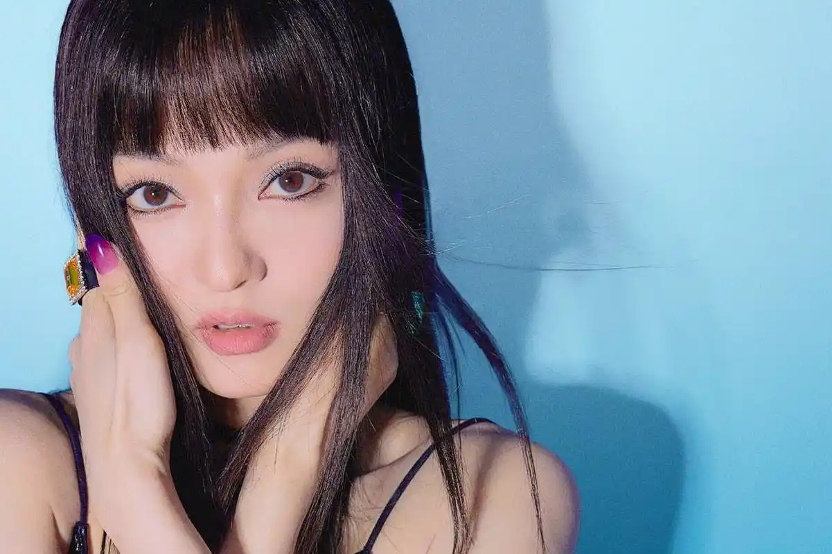 张韶涵宝刀姬风越来越大,黑色刘海直发,粉色皮裤,黑色背心,这次等他的