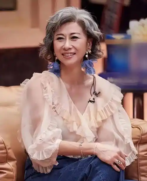 62岁叶倩文惊艳到我!留烫卷短发穿衣精致,从容老去的样子太优雅