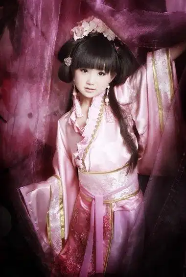 十二岁女孩适合什么样的发型女孩12岁时尚发型3