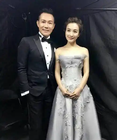 她竟然把白色穿得这么时尚,碾压谢娜狂甩几十条街_吴昕_银色_上衣