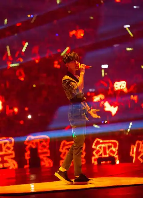 易烊千玺红海 今天的红海超燃,这是属于易. 来自影视综艺君 - 微博