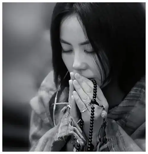 15岁小女儿衣不系扣,25岁大女儿抽烟纹身,天后王菲修的什么佛__财经