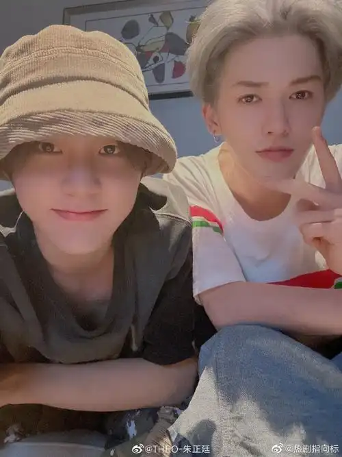 朱正廷晒与李权哲合照##朱正廷晒和李权哲合照