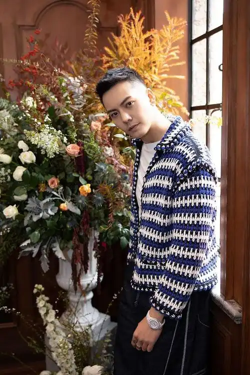 陈伟霆穿蓝白拼针织衫简约清爽 秀侧颜优雅迷人展绅士范