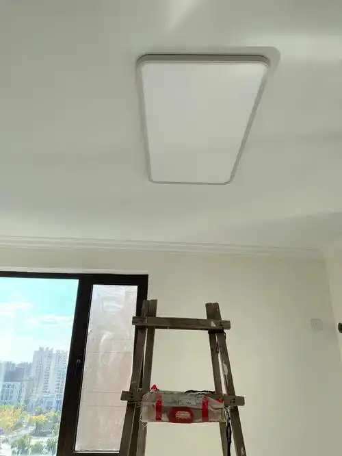 客厅超薄吸顶灯安装
