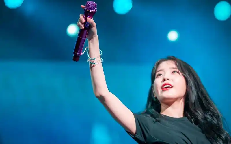 [超清]iu台北演唱会翻唱中文歌《孤独的总和》