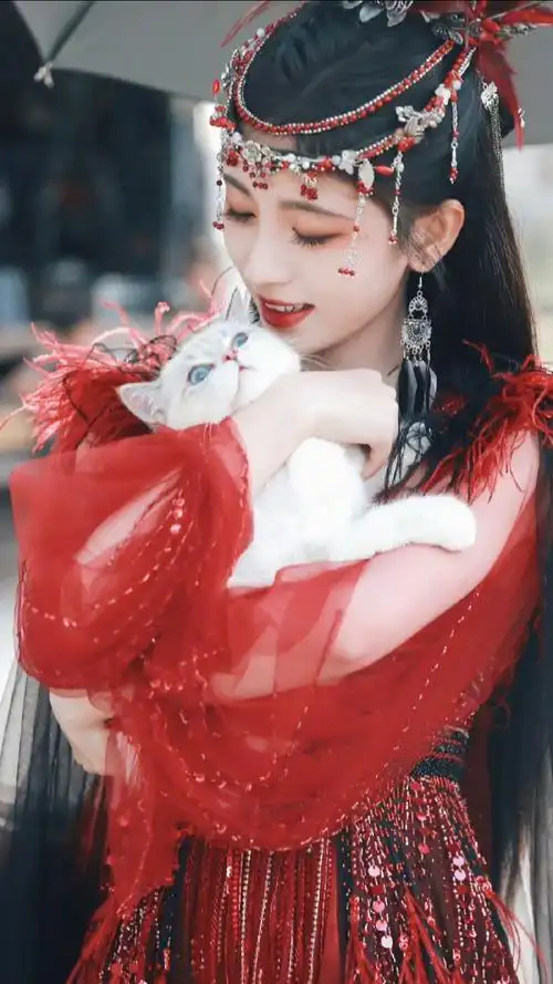 鞠婧祎红衣异域风