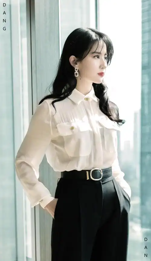 刘亦菲攻一身黑西装配上粉色高跟鞋,又美又飒__财经头条