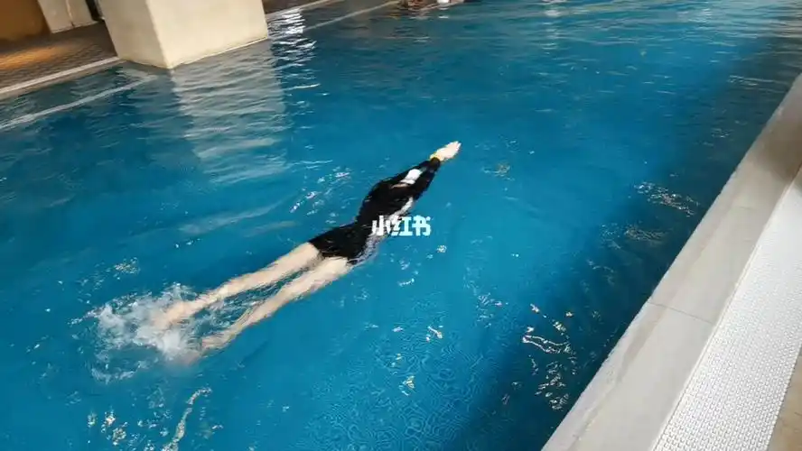 小姐姐开始学习自由泳第一节课打腿练习