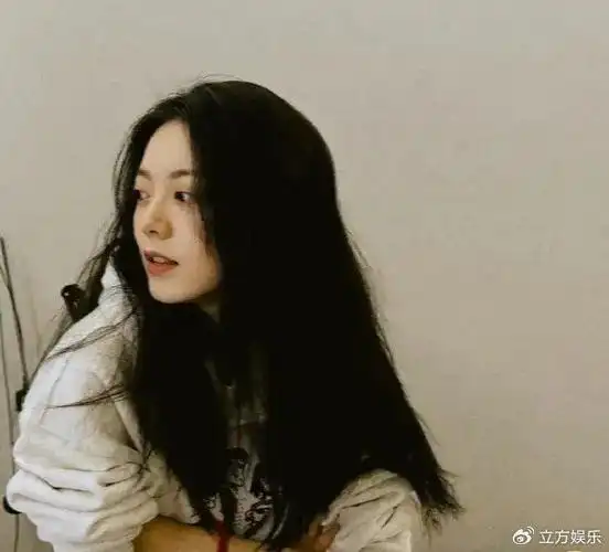 赵今麦及肩发配齐刘海元气满满 单手比耶俏皮可爱