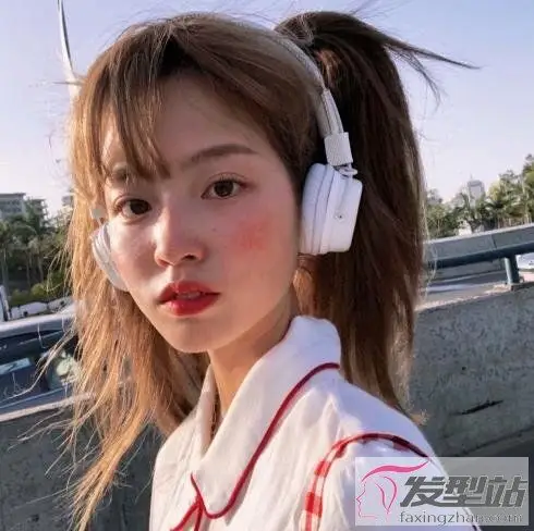 可爱双马尾发型扎法 让你轻松美成撕漫少女