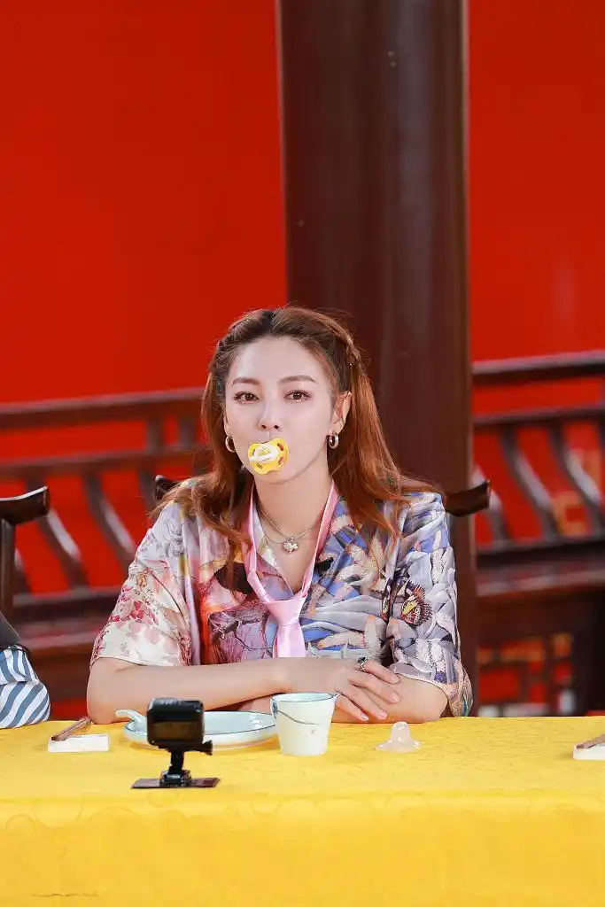 张雨绮侧颜迷人.