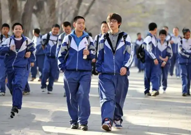 学生都穿着校服,但老师还是能一眼看出学生"贫富",原因很现实