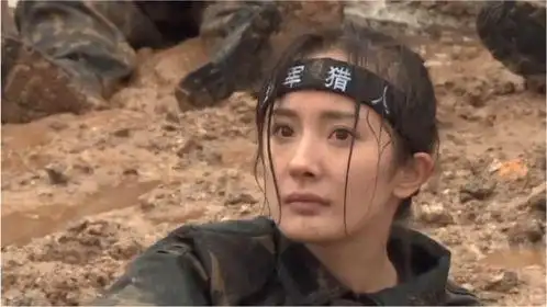 杨幂参加真人秀军训时被罚爬泥坑这才是真正男子汉永不服输的精神