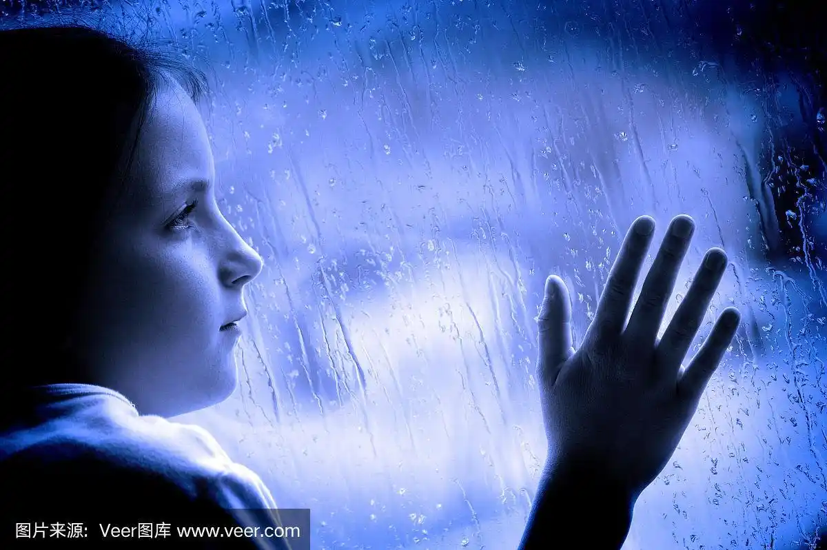 一个女孩在雨天望着窗外