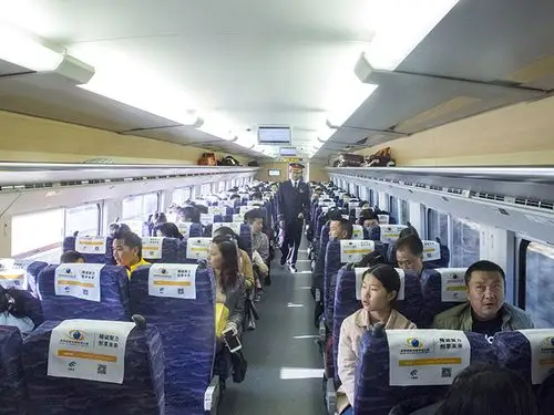 图为 动车车厢的设施与飞机舱大同小异 (罗.jpg