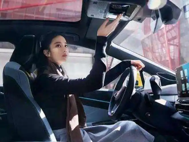 刘亦菲开车照片曝光握方向盘动作引起热议网友一看就是新手