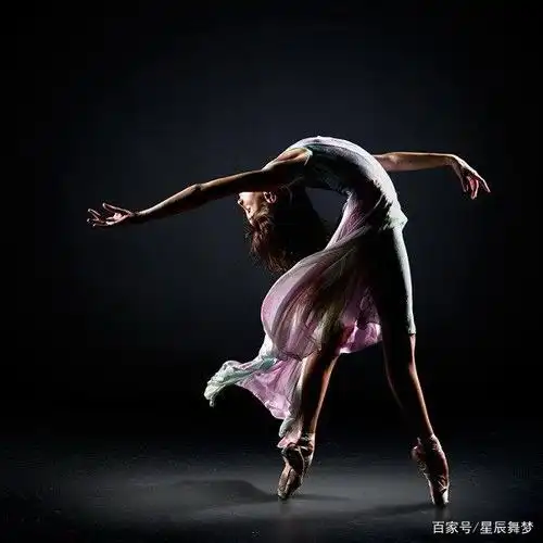 舞蹈是一束光,在踏上舞台的那一刻,就会发光 就会照耀!