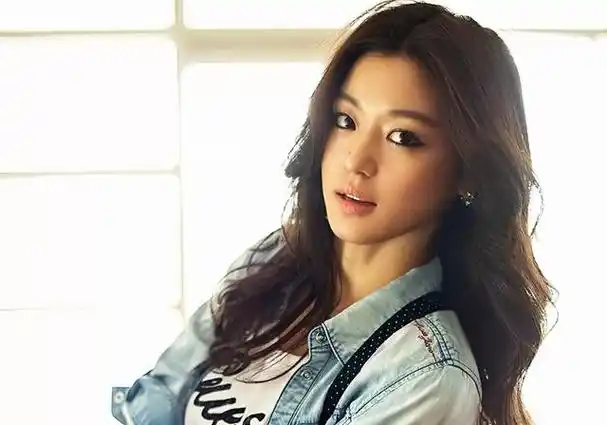 导语:全智贤不愧是韩国人心目中的女神,她与许多明星的五官不同,她的