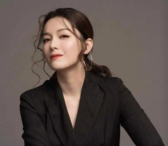 前tvb女星苟芸慧瘦身成功,晒靓照锁骨抢镜,曾与郭富城传绯闻