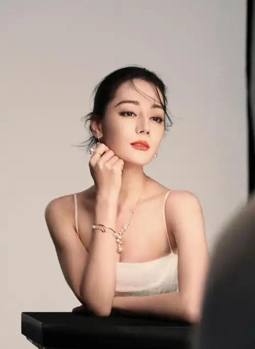 御木本新图又96    (拍摄花絮图)    @dear-迪丽热巴    #mikimoto