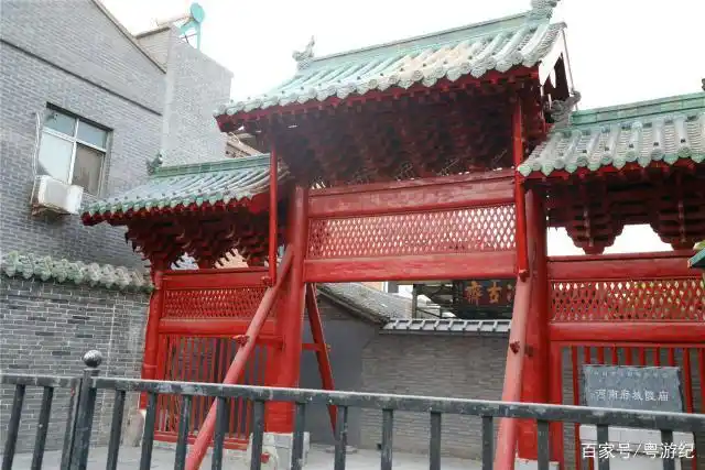 河南府城隍庙,但是我只看到这个牌坊,太晚了就没有去找了