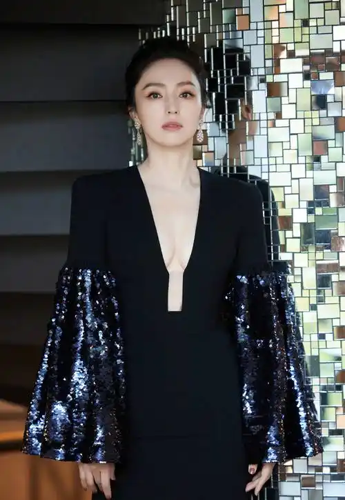 董璇一袭深v修身亮片裙勾勒出完美身材,时尚撩人_高云翔_是一种_侵权